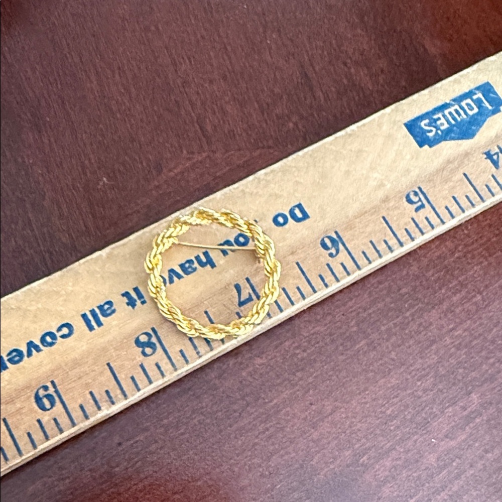 Vintage Gold Tone Wreath Brooch